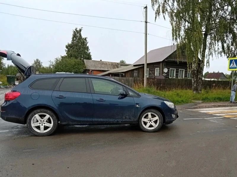 В Коношском районе скорая с мигалками столкнулась с легковушкой при обгоне, пострадали водитель неотложки и фельдшер В Коношском районе скорая с мигалками столкнулась с легковушкой при обгоне, пострадали водитель неотложки и фельдшер