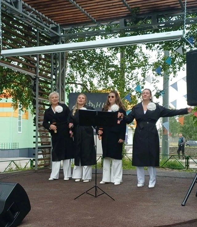 Летние вечера на музыкальном пятачке ломоносовского дворцы культуры набирают обороты Летние вечера на музыкальном пятачке ломоносовского дворцы культуры набирают обороты