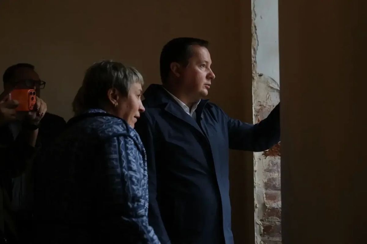 Александр Цыбульский: У этого здания в Каргополе особая биография: до революции здесь располагались казармы, позднее – военный комиссариат, а в годы Великой Отечественной войны – Велико-Устюгское военно-пехотное училище Александр Цыбульский: У этого здания в Каргополе особая биография: до революции здесь располагались казармы, позднее – военный комиссариат, а в годы Великой Отечественной войны – Велико-Устюгское военно-пехотное училище