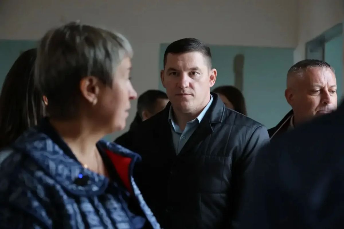 Александр Цыбульский: У этого здания в Каргополе особая биография: до революции здесь располагались казармы, позднее – военный комиссариат, а в годы Великой Отечественной войны – Велико-Устюгское военно-пехотное училище Александр Цыбульский: У этого здания в Каргополе особая биография: до революции здесь располагались казармы, позднее – военный комиссариат, а в годы Великой Отечественной войны – Велико-Устюгское военно-пехотное училище