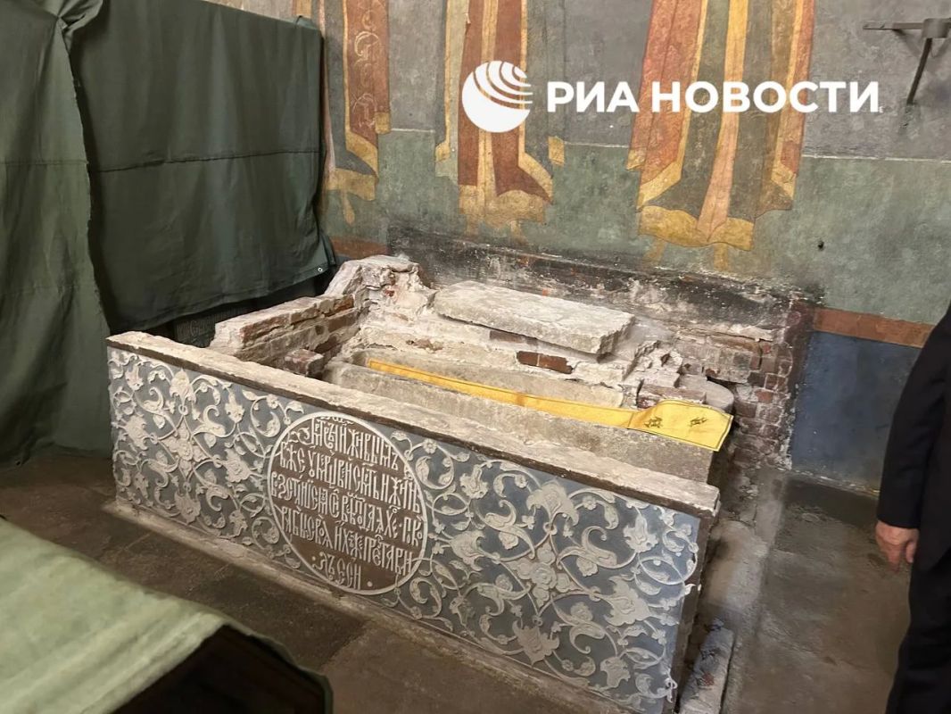 Подтверждена подлинность мощей Дмитрия Донского в саркофаге в Архангельском соборе Кремля Подтверждена подлинность мощей Дмитрия Донского в саркофаге в Архангельском соборе Кремля