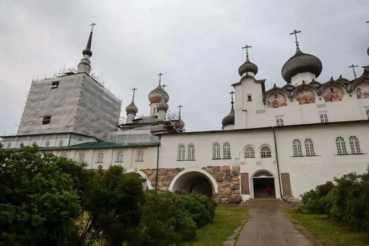 Александр Цыбульский: Вместе с Патриархом Кириллом, вице-премьером Правительства РФ Дмитрием Николаевичем Чернышенко и наместником Свято-Преображенского Соловецкого ставропигиального мужского монастыря епископом Порфирием... Александр Цыбульский: Вместе с Патриархом Кириллом, вице-премьером Правительства РФ Дмитрием Николаевичем Чернышенко и наместником Свято-Преображенского Соловецкого ставропигиального мужского монастыря епископом Порфирием...