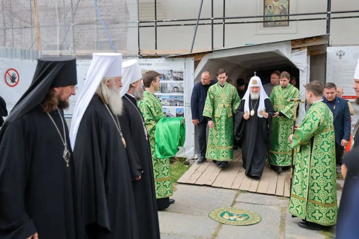 Александр Цыбульский: На Соловецкий архипелаг прибыл Святейший Патриарх Московский и Всея Руси Кирилл – он традиционно принимает участие в мероприятиях, приуроченных ко дню памяти преподобных Зосимы, Савватия и Германа... Александр Цыбульский: На Соловецкий архипелаг прибыл Святейший Патриарх Московский и Всея Руси Кирилл – он традиционно принимает участие в мероприятиях, приуроченных ко дню памяти преподобных Зосимы, Савватия и Германа...