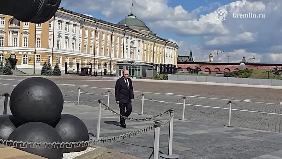 Владимир Путин лично осмотрел раку с обретенными мощами Дмитрия Донского в Архангельском соборе Московского Кремля