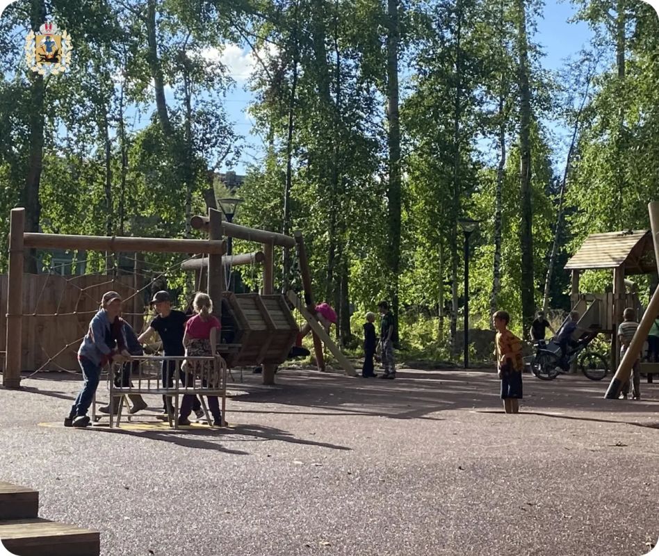 В парке села Лешуконское теперь царят шум, гам и радость! А все потому, что здесь завершилось обустройство детской площадки, которая уже полюбилась ребятам В парке села Лешуконское теперь царят шум, гам и радость! А все потому, что здесь завершилось обустройство детской площадки, которая уже полюбилась ребятам