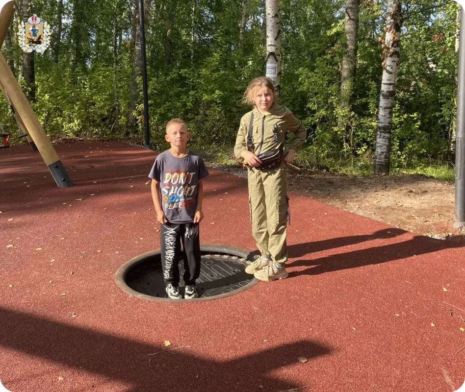 В парке села Лешуконское теперь царят шум, гам и радость! А все потому, что здесь завершилось обустройство детской площадки, которая уже полюбилась ребятам В парке села Лешуконское теперь царят шум, гам и радость! А все потому, что здесь завершилось обустройство детской площадки, которая уже полюбилась ребятам