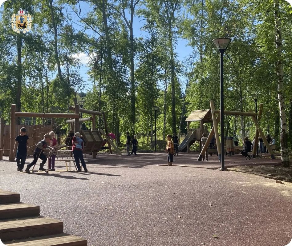 В парке села Лешуконское теперь царят шум, гам и радость! А все потому, что здесь завершилось обустройство детской площадки, которая уже полюбилась ребятам В парке села Лешуконское теперь царят шум, гам и радость! А все потому, что здесь завершилось обустройство детской площадки, которая уже полюбилась ребятам