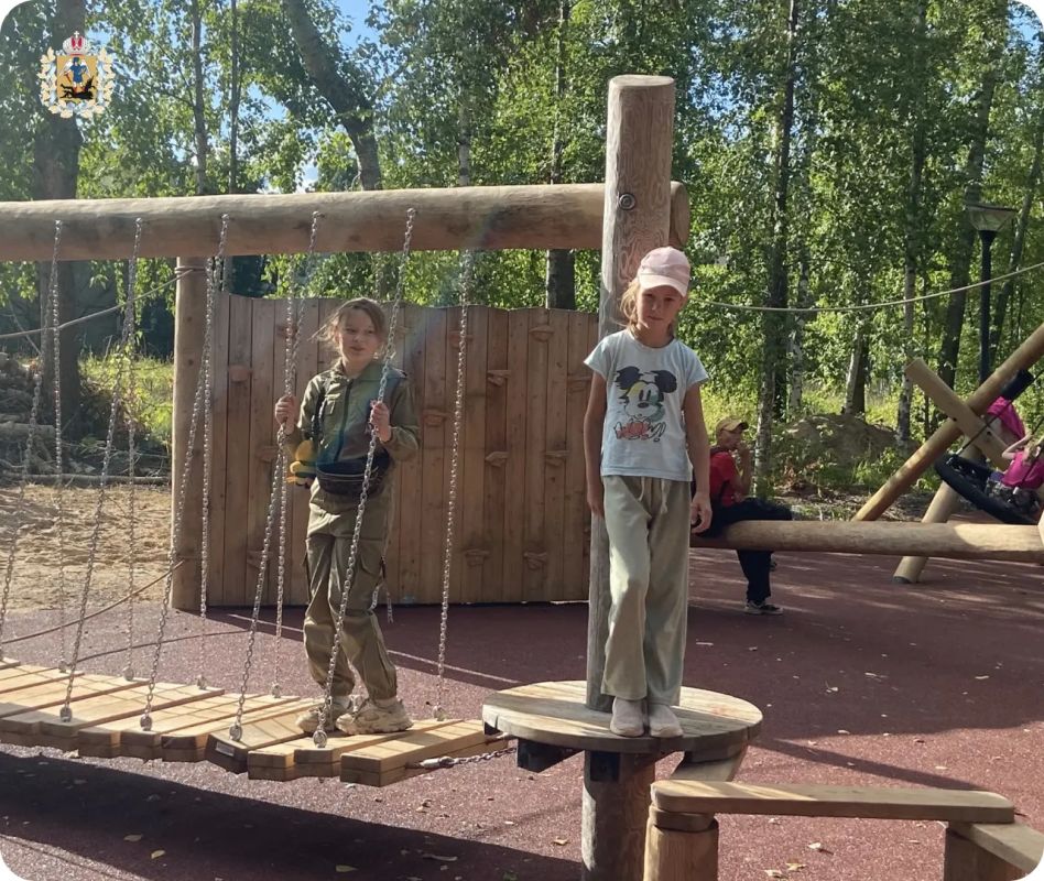 В парке села Лешуконское теперь царят шум, гам и радость! А все потому, что здесь завершилось обустройство детской площадки, которая уже полюбилась ребятам В парке села Лешуконское теперь царят шум, гам и радость! А все потому, что здесь завершилось обустройство детской площадки, которая уже полюбилась ребятам