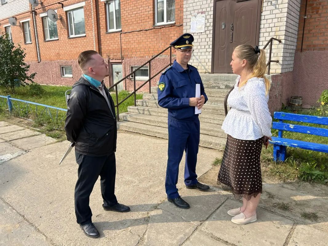 В рамках контроля за подготовкой жилого фонда к отопительному периоду заместитель прокурора Архангельской области и Ненецкого автономного округа Павел Матанцев проверил ход и качество выполнения работ по капитальному ремонту... В рамках контроля за подготовкой жилого фонда к отопительному периоду заместитель прокурора Архангельской области и Ненецкого автономного округа Павел Матанцев проверил ход и качество выполнения работ по капитальному ремонту...