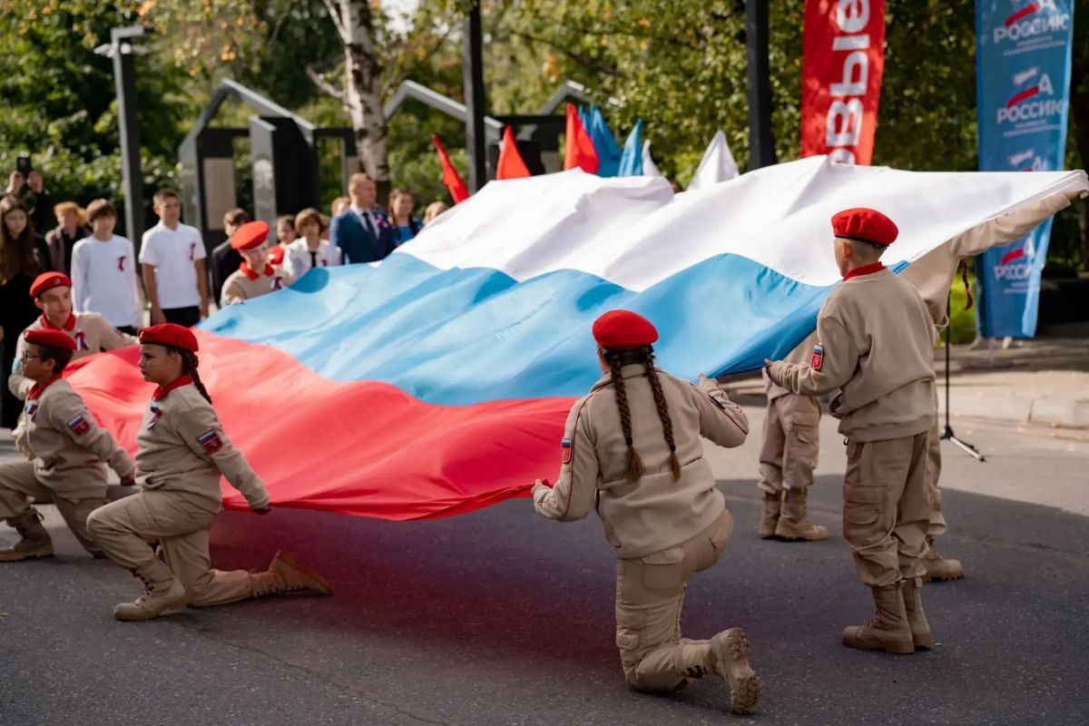 Офицеры следственного управления приняли участие в торжественном мероприятии, посвященном Дню Государственного флага Российской Федерации Офицеры следственного управления приняли участие в торжественном мероприятии, посвященном Дню Государственного флага Российской Федерации