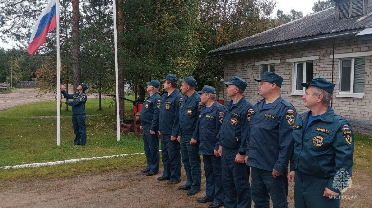 МЧС России отмечает День Государственного флага Российской Федерации МЧС России отмечает День Государственного флага Российской Федерации