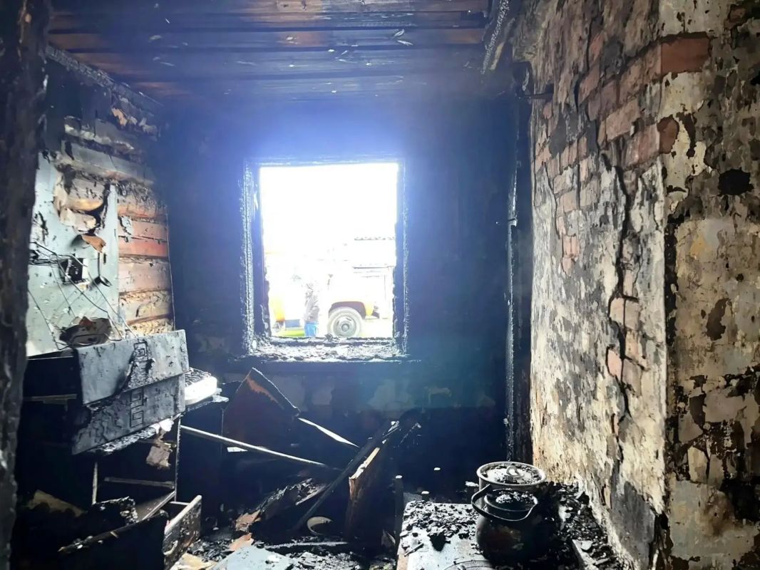 37 жильцов, включая семерых детей, покинули горящий дом в Няндомском округе 37 жильцов, включая семерых детей, покинули горящий дом в Няндомском округе
