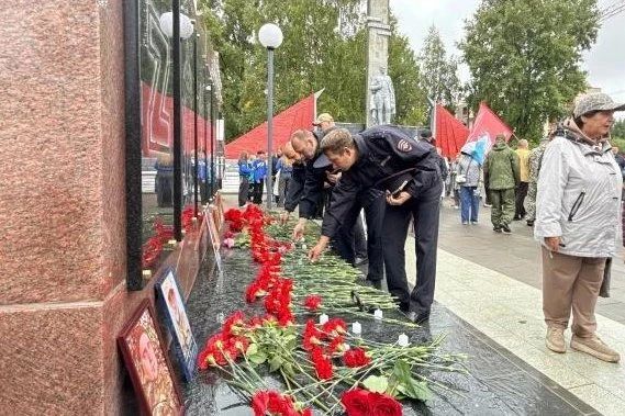 Новодвинске открыли мемориал в память о воинах, погибших в локальных конфликтах Новодвинске открыли мемориал в память о воинах, погибших в локальных конфликтах