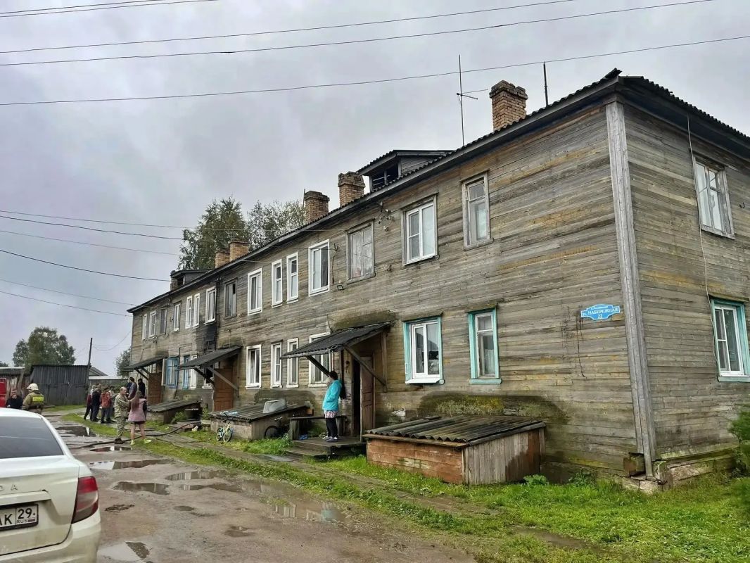37 жильцов, включая семерых детей, покинули горящий дом в Няндомском округе 37 жильцов, включая семерых детей, покинули горящий дом в Няндомском округе