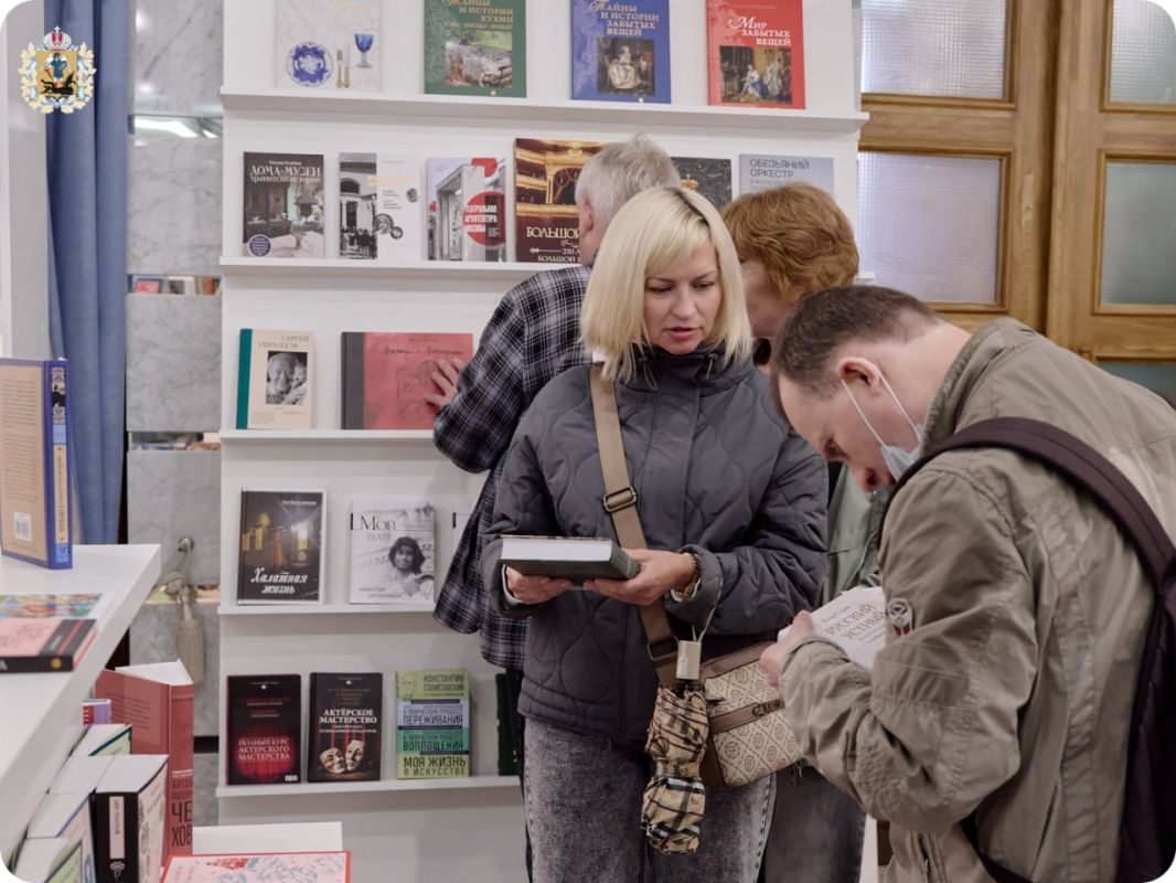 В здании архангельского театра драмы им. М.В. Ломоносова открылся книжный магазин «Антракт» В здании архангельского театра драмы им. М.В. Ломоносова открылся книжный магазин «Антракт»