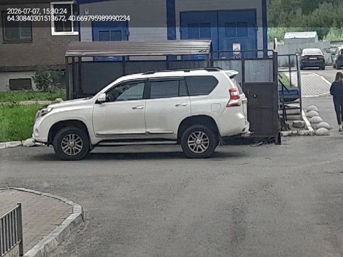 Своевременный вывоз мусора влияет на чистоту дворов, однако машины у контейнерных площадок иногда мешают этому процессу Своевременный вывоз мусора влияет на чистоту дворов, однако машины у контейнерных площадок иногда мешают этому процессу