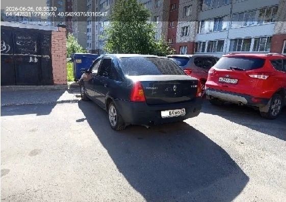 Своевременный вывоз мусора влияет на чистоту дворов, однако машины у контейнерных площадок иногда мешают этому процессу Своевременный вывоз мусора влияет на чистоту дворов, однако машины у контейнерных площадок иногда мешают этому процессу
