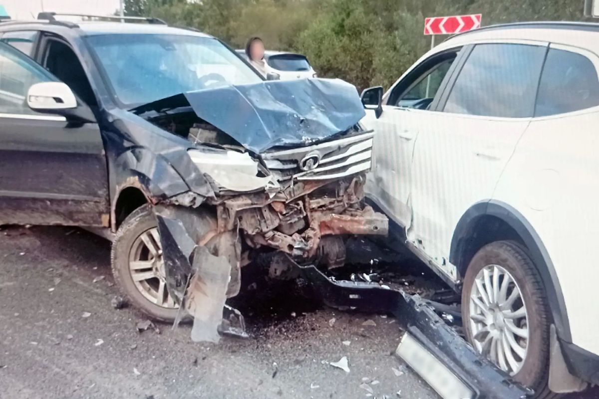 В Архангельске сотрудники полиции устанавливают обстоятельства ДТП с участием четырех транспортных средств, в результате которого пострадал человек В Архангельске сотрудники полиции устанавливают обстоятельства ДТП с участием четырех транспортных средств, в результате которого пострадал человек