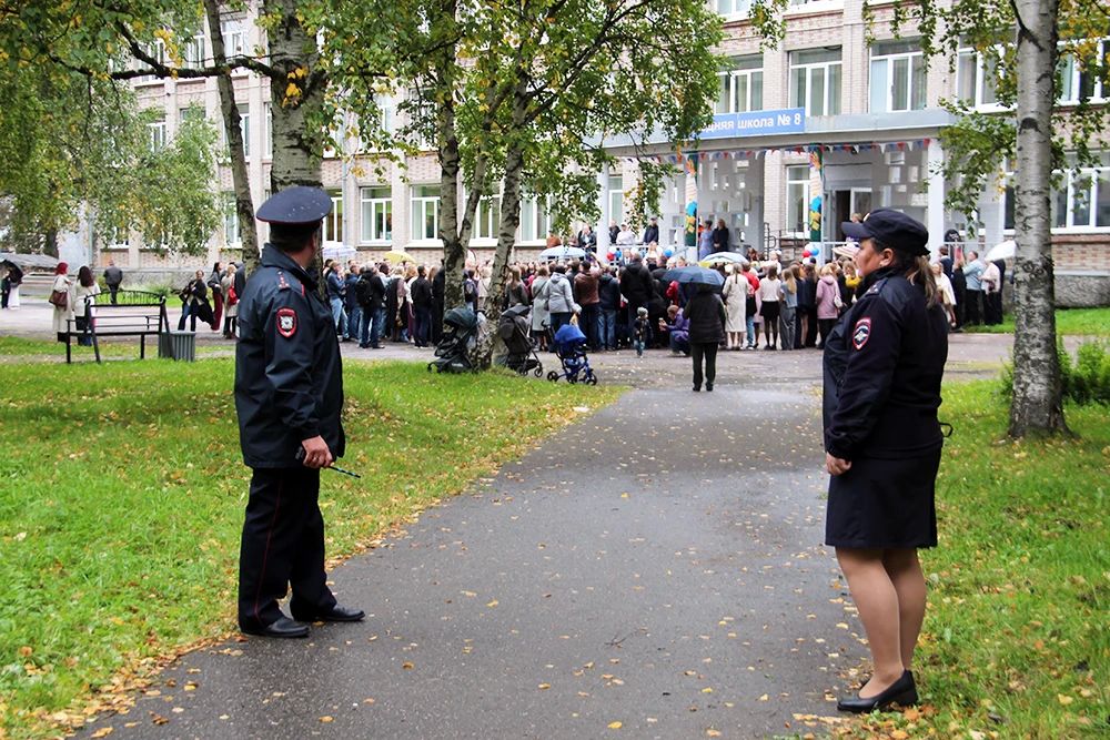 В Архангельской области сотрудники полиции обеспечили общественный порядок на мероприятиях, посвященных началу нового учебного года В Архангельской области сотрудники полиции обеспечили общественный порядок на мероприятиях, посвященных началу нового учебного года