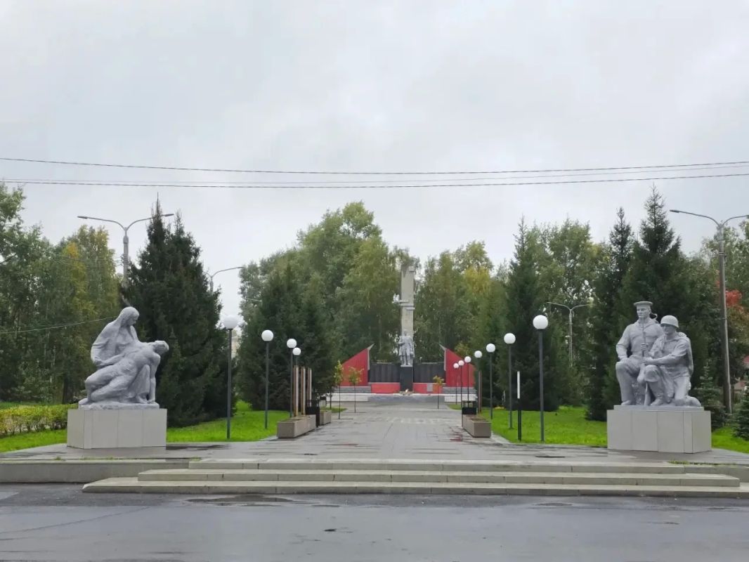 Александр Цыбульский: Возложили цветы к двум мемориалам в сквере Воинской Славы в Новодвинске Александр Цыбульский: Возложили цветы к двум мемориалам в сквере Воинской Славы в Новодвинске