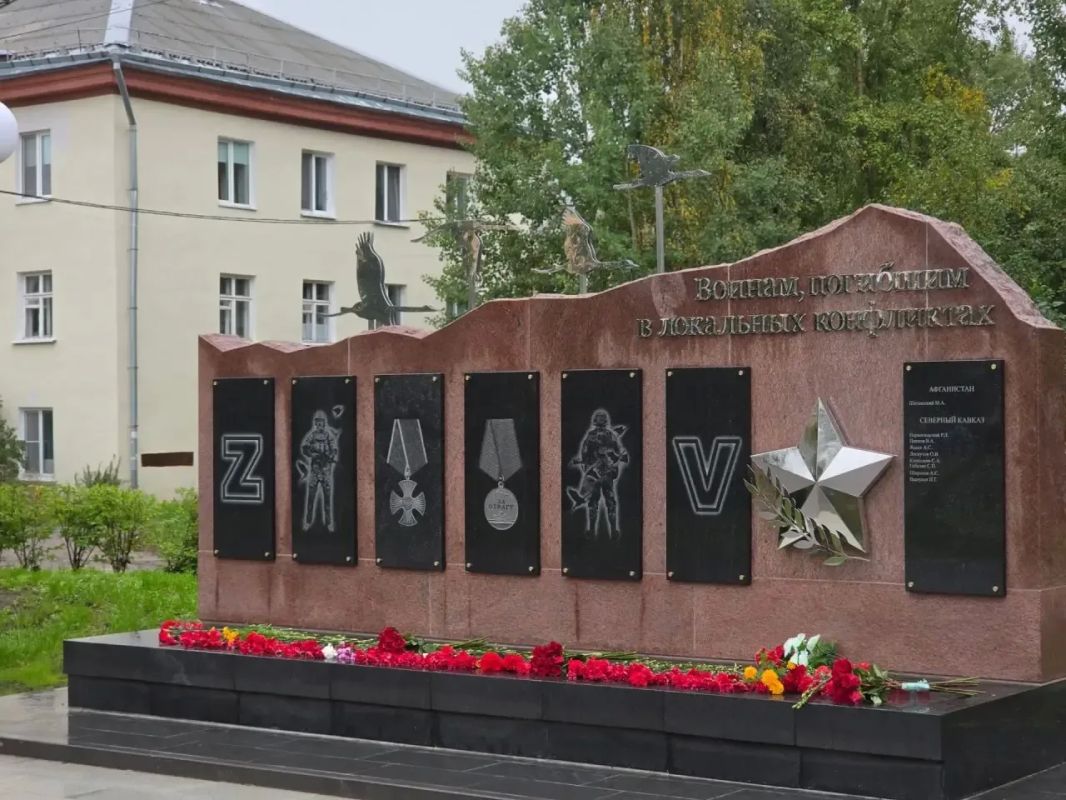 Александр Цыбульский: Возложили цветы к двум мемориалам в сквере Воинской Славы в Новодвинске Александр Цыбульский: Возложили цветы к двум мемориалам в сквере Воинской Славы в Новодвинске