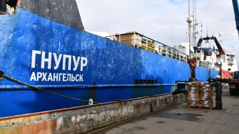 Пограничники задержали архангельский траулер "Гнупур" в Баренцевом море