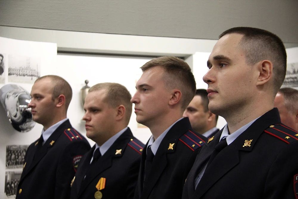 В УМВД России по Архангельской области состоялось торжественное мероприятие, посвященное вручению служебных удостоверений и памятных адресов выпускникам Санкт-Петербургского университета МВД России в 2026 году В УМВД России по Архангельской области состоялось торжественное мероприятие, посвященное вручению служебных удостоверений и памятных адресов выпускникам Санкт-Петербургского университета МВД России в 2026 году