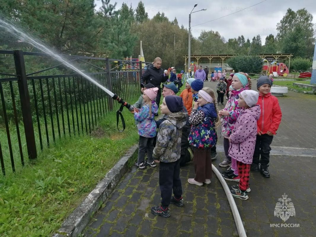 В Архангельске сотрудники МЧС России провели урок безопасности для воспитанников детского сада № 88 В Архангельске сотрудники МЧС России провели урок безопасности для воспитанников детского сада № 88