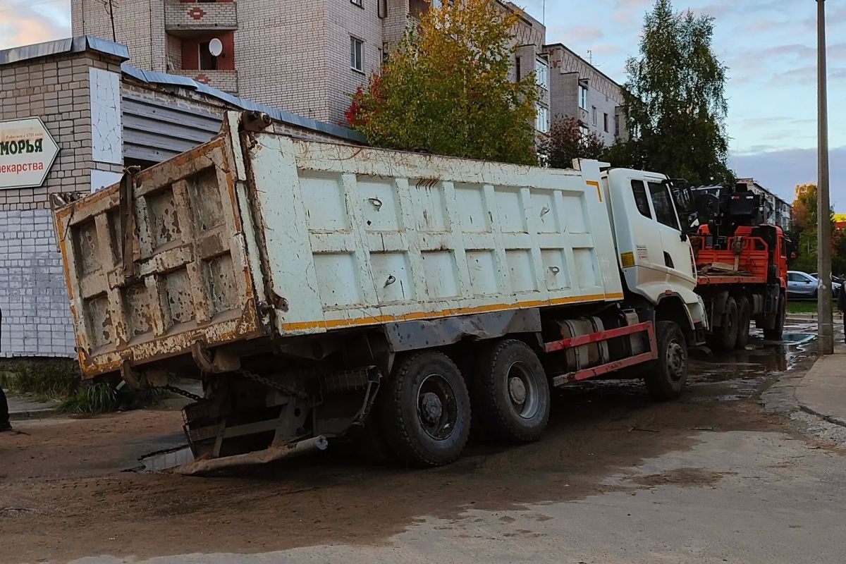 В Котласе грузовик проломил дорогу и застрял там В Котласе грузовик проломил дорогу и застрял там