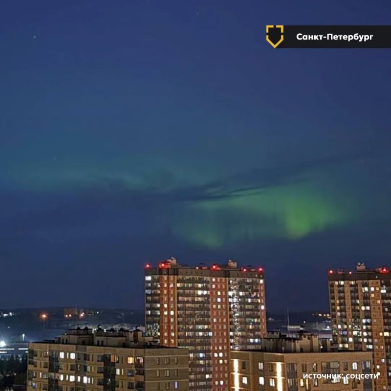 Красивое из Санкт-Петербурга, где местные жители увидели в небе над городом северное сияние Красивое из Санкт-Петербурга, где местные жители увидели в небе над городом северное сияние