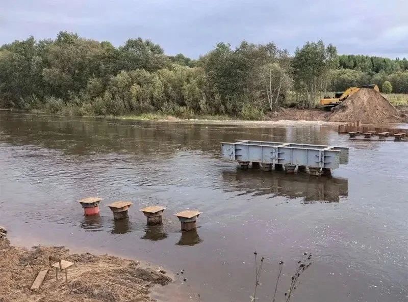 В Шенкурском округе продолжается возведение временного объезда через реку Паденьгу В Шенкурском округе продолжается возведение временного объезда через реку Паденьгу