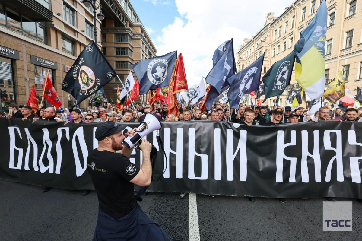 В Петербурге прошел общегородской крестный ход с мощами Дмитрия Донского В Петербурге прошел общегородской крестный ход с мощами Дмитрия Донского