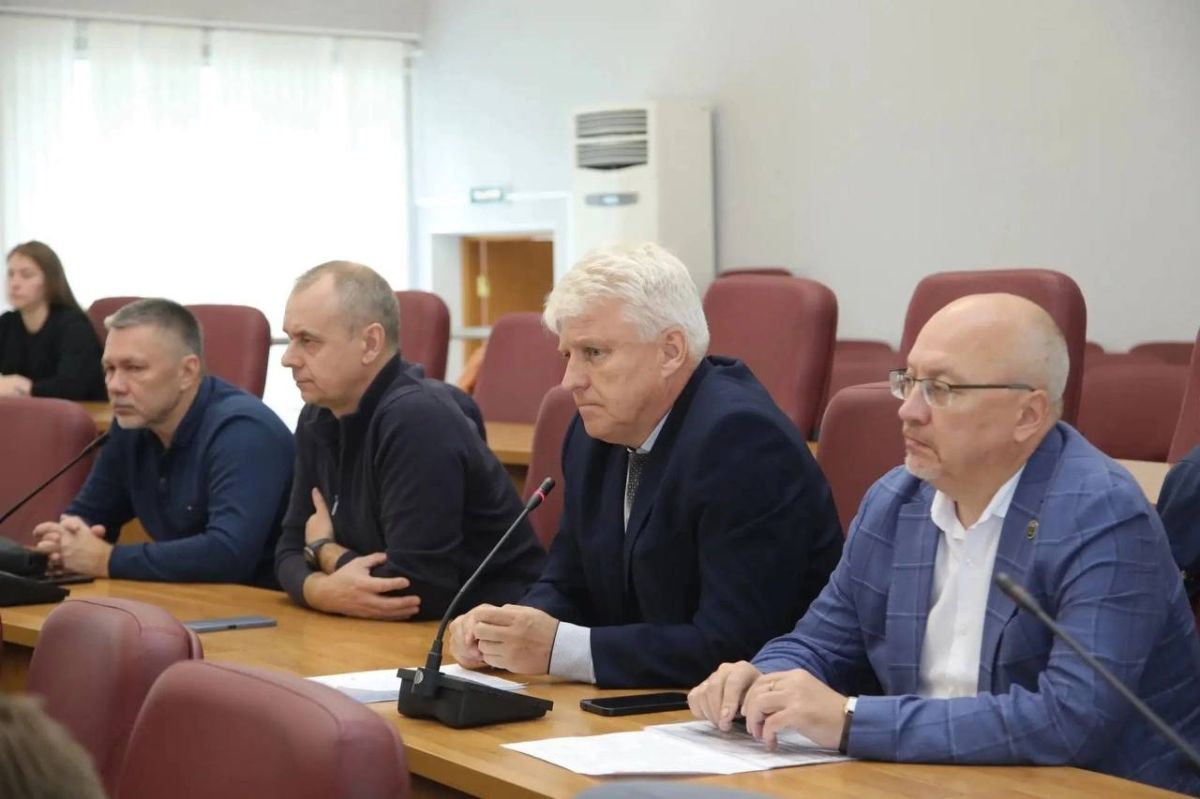 Игорь Арсентьев: Сегодня на еженедельной планёрке с управляющими компаниями, ресурсоснабжающими организациями и подрядчиками обсудили три ключевых вопроса: запуск отопления, обращения жителей и завершение дорожных работ Игорь Арсентьев: Сегодня на еженедельной планёрке с управляющими компаниями, ресурсоснабжающими организациями и подрядчиками обсудили три ключевых вопроса: запуск отопления, обращения жителей и завершение дорожных работ