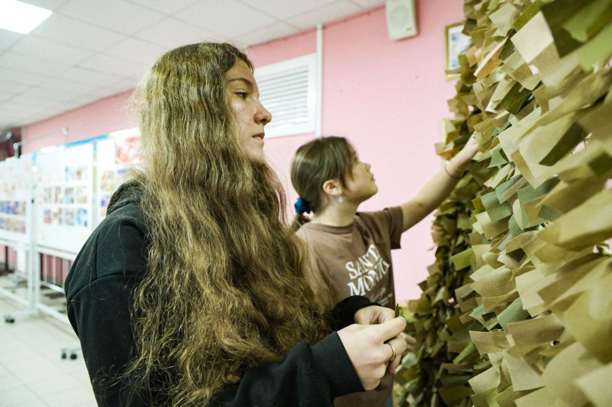 Школьники Новой Земли сплели маскировочные сети Школьники Новой Земли сплели маскировочные сети