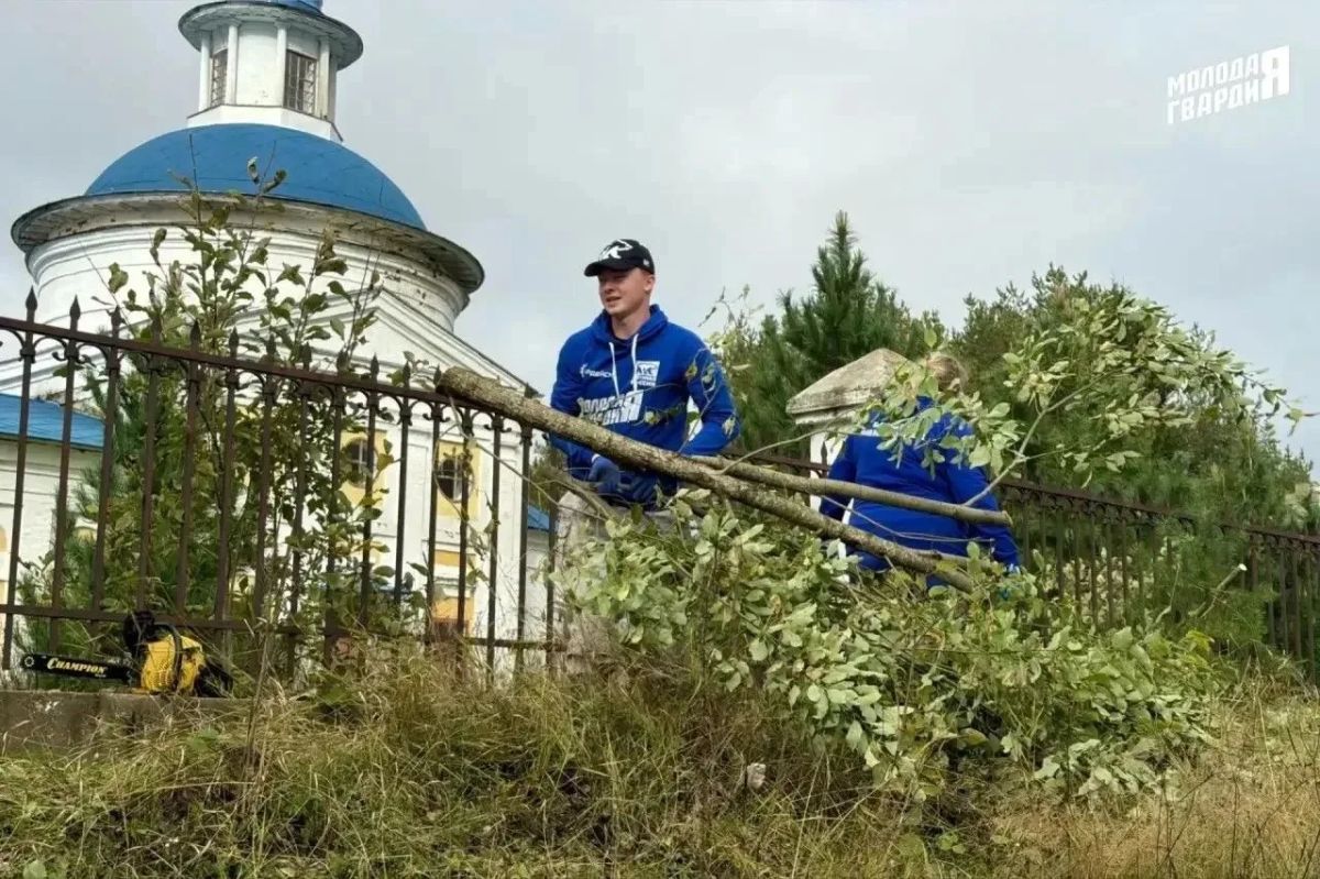 У Спасо-Преображенского храма в деревне Папинская Коношского округа прошёл субботник У Спасо-Преображенского храма в деревне Папинская Коношского округа прошёл субботник