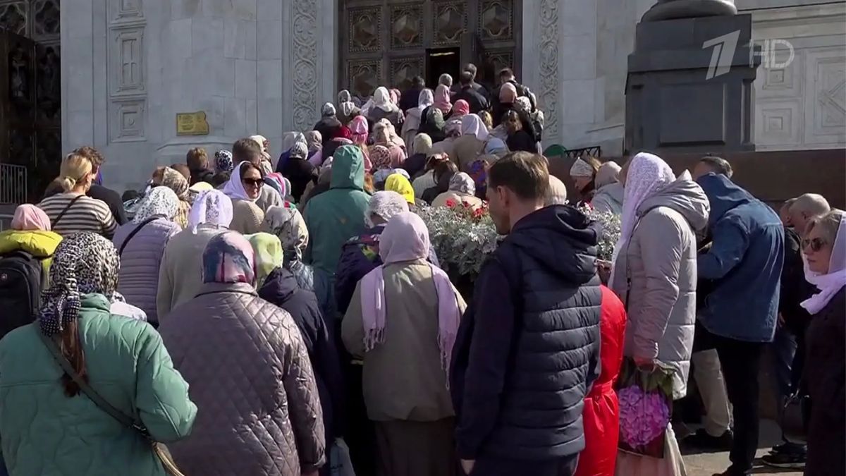 Москве тысячи верующих пришли поклониться мощам Спиридона Тримифунтского и Дмитрия Донского
