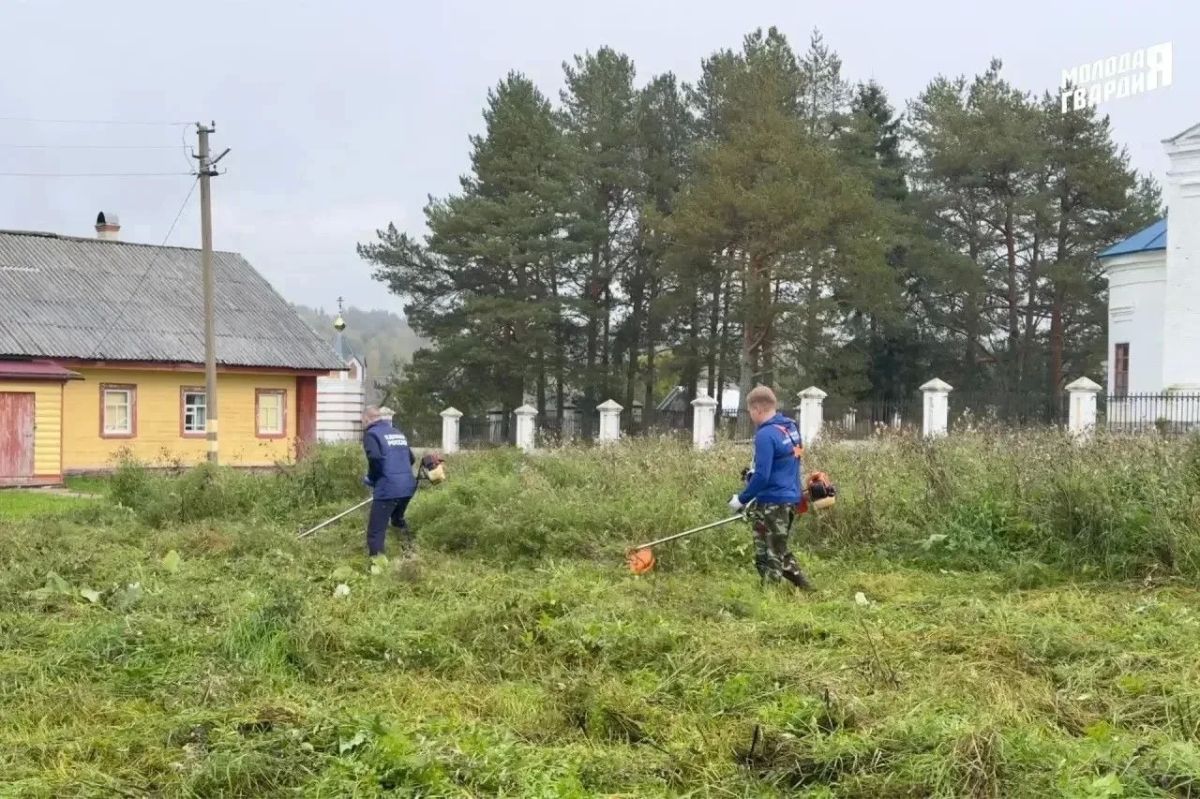 У Спасо-Преображенского храма в деревне Папинская Коношского округа прошёл субботник У Спасо-Преображенского храма в деревне Папинская Коношского округа прошёл субботник