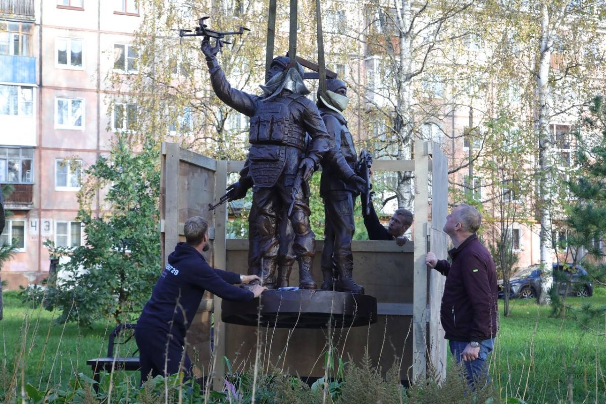 Игорь Арсентьев: Бронзовые фигуры трёх бойцов прибыли в Северодвинск: в город доставлена новая скульптурная композиция – три бронзовых бойца, собирательные образы ветеранов Афганской и Чеченской кампаний, а также специальной... Игорь Арсентьев: Бронзовые фигуры трёх бойцов прибыли в Северодвинск: в город доставлена новая скульптурная композиция – три бронзовых бойца, собирательные образы ветеранов Афганской и Чеченской кампаний, а также специальной...