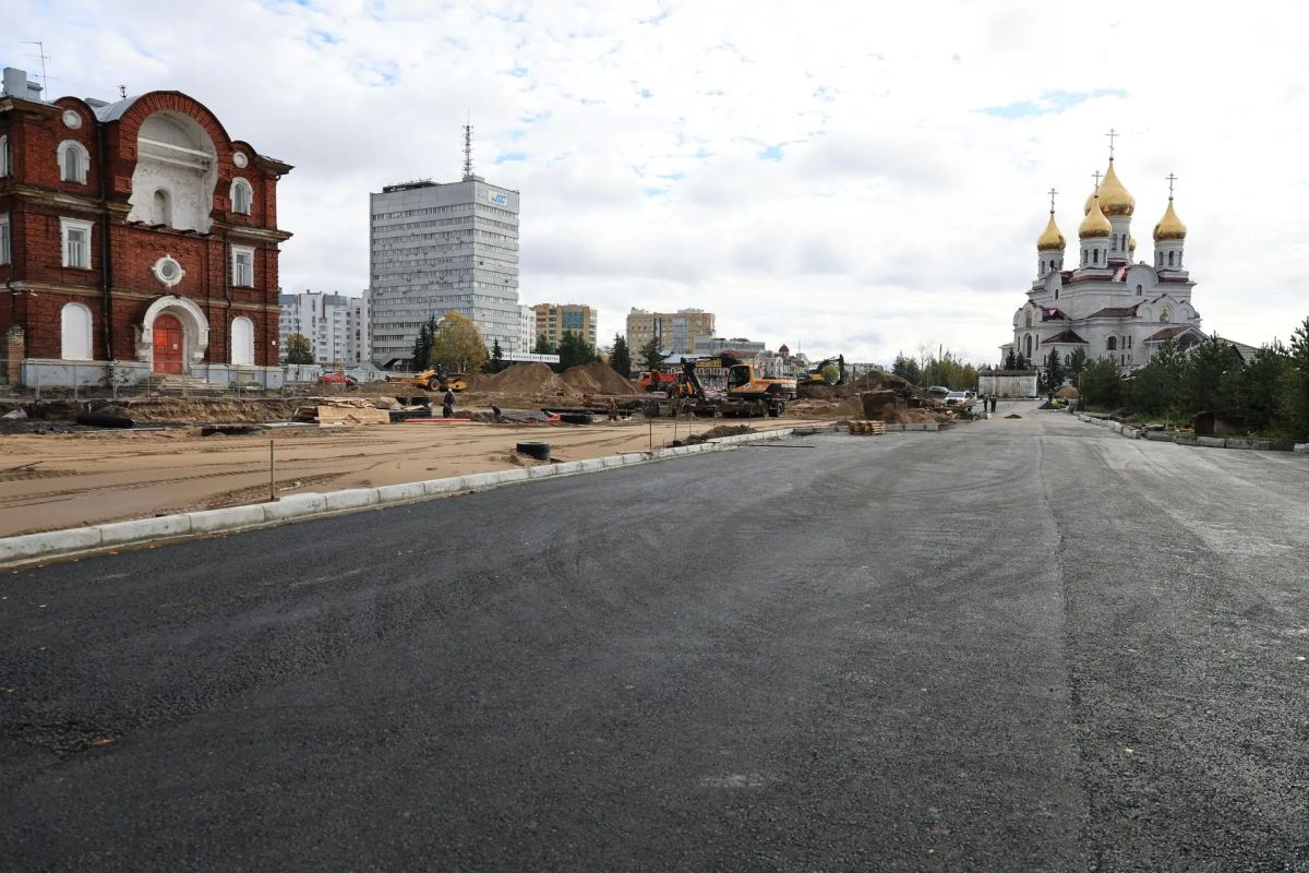 Сегодня на площади Профсоюзов стартовал ключевой этап - укладка верхних слоев асфальта на основной дороге Сегодня на площади Профсоюзов стартовал ключевой этап - укладка верхних слоев асфальта на основной дороге