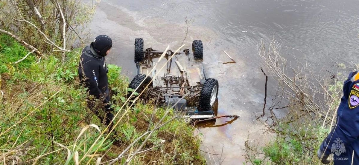 Из воды достали машину, внутри нашли труп женщины Из воды достали машину, внутри нашли труп женщины