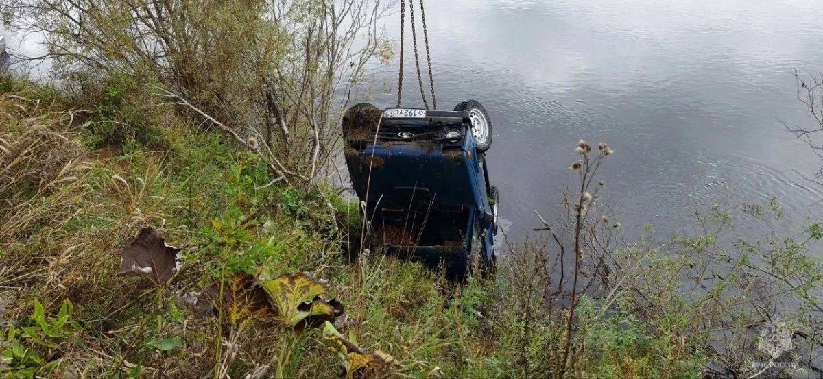 Из воды достали машину, внутри нашли труп женщины Из воды достали машину, внутри нашли труп женщины