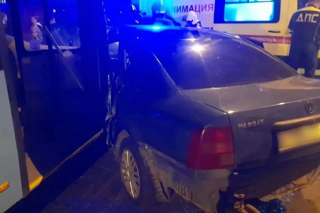 Сотрудники полиции устанавливают обстоятельства ДТП с участием автобуса Сотрудники полиции устанавливают обстоятельства ДТП с участием автобуса