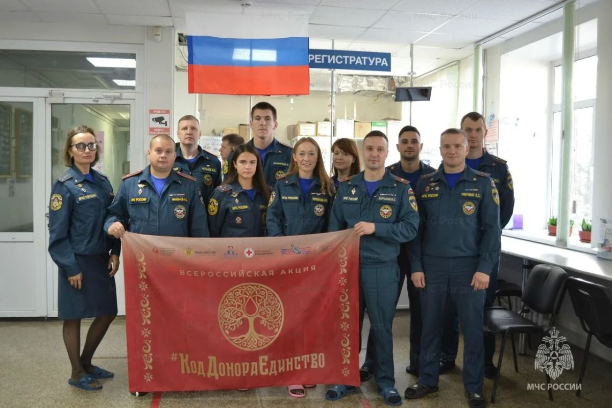 Спасатели - всегда спасатели! Они помогают тем, кто в беде, независимо от того, случился пожар или ухудшилось здоровье Спасатели - всегда спасатели! Они помогают тем, кто в беде, независимо от того, случился пожар или ухудшилось здоровье