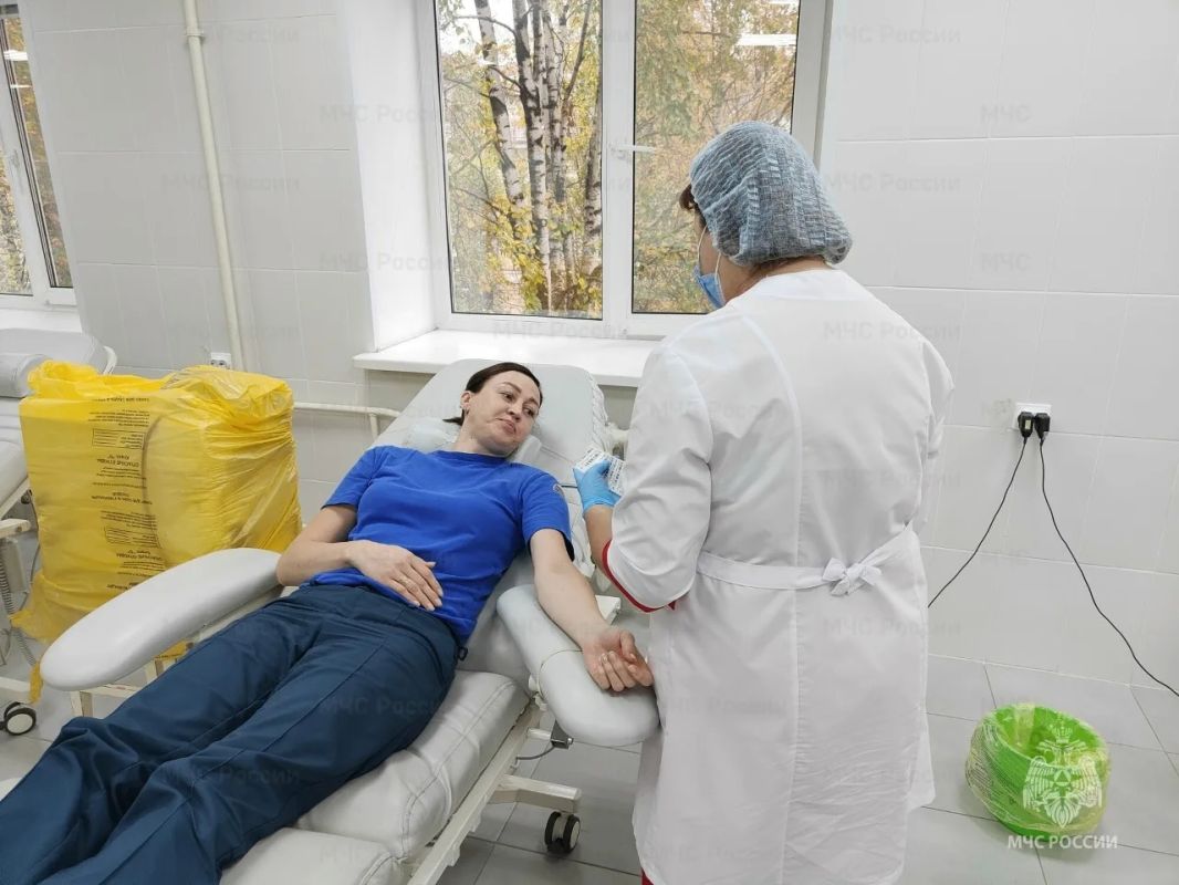 Спасатели - всегда спасатели! Они помогают тем, кто в беде, независимо от того, случился пожар или ухудшилось здоровье Спасатели - всегда спасатели! Они помогают тем, кто в беде, независимо от того, случился пожар или ухудшилось здоровье