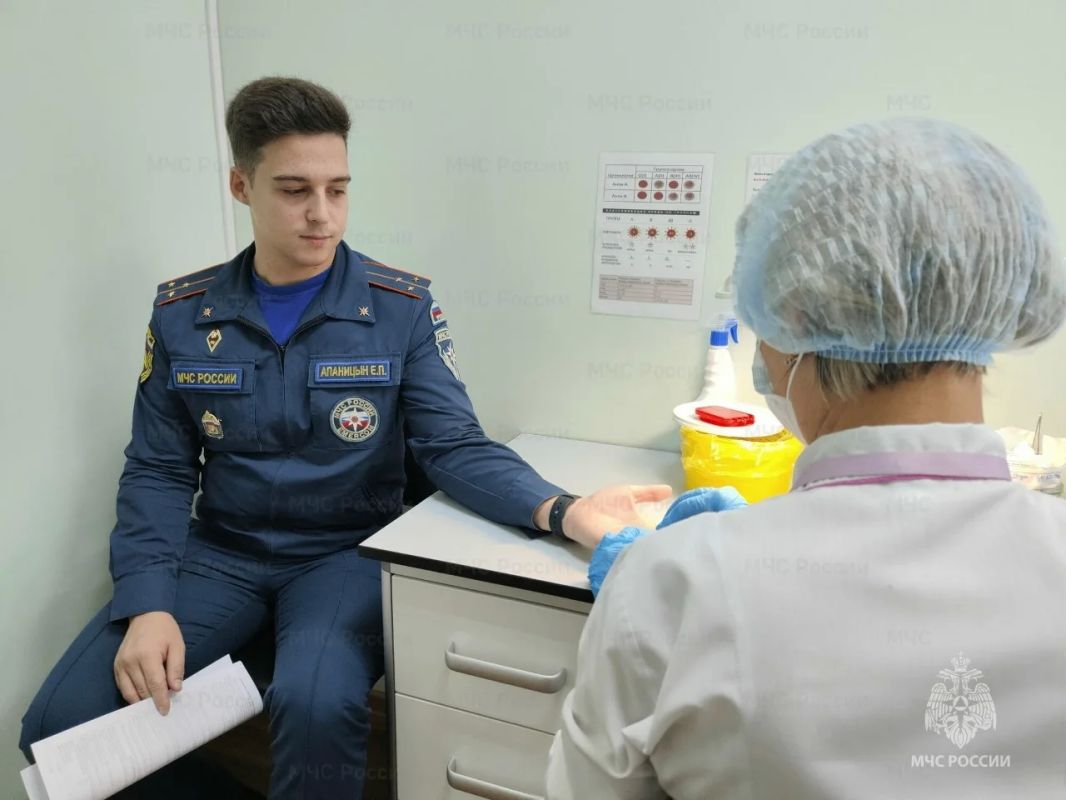 Спасатели - всегда спасатели! Они помогают тем, кто в беде, независимо от того, случился пожар или ухудшилось здоровье Спасатели - всегда спасатели! Они помогают тем, кто в беде, независимо от того, случился пожар или ухудшилось здоровье