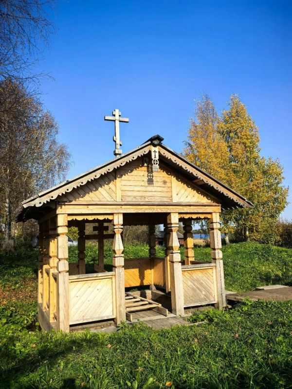 Возрождение святыни: в Каргополе установили крест в часовне-купели