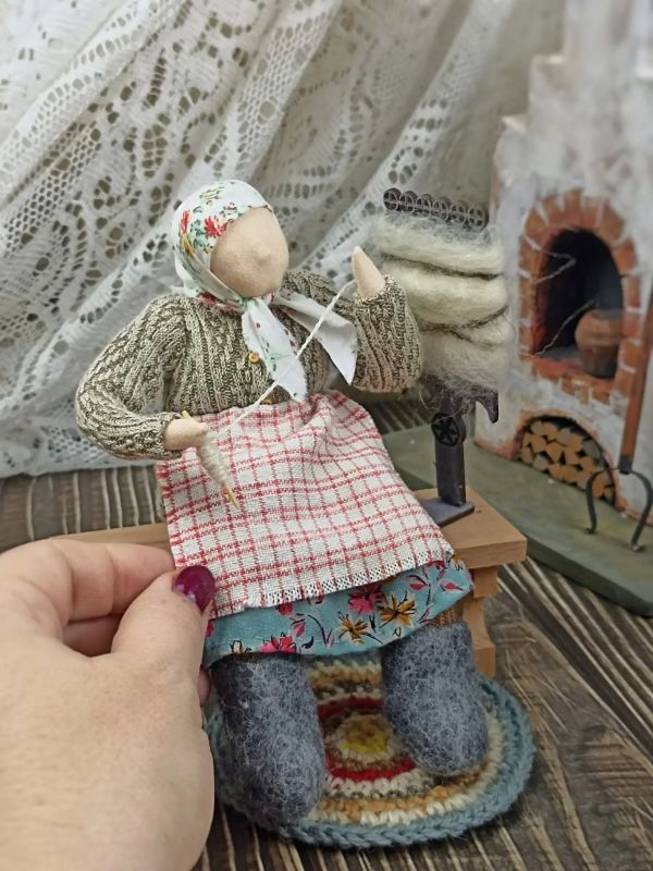 Бабушки-пряхи, которые ожили в руках мастера Бабушки-пряхи, которые ожили в руках мастера