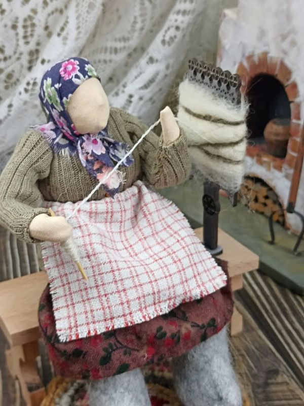 Бабушки-пряхи, которые ожили в руках мастера Бабушки-пряхи, которые ожили в руках мастера