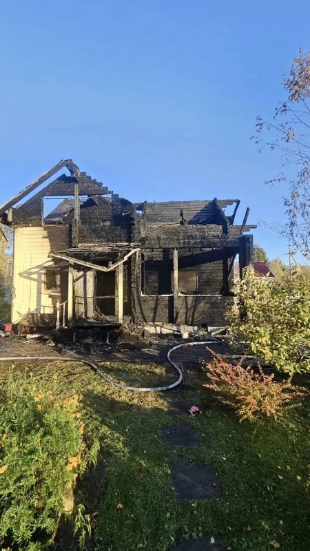 На берегу озера Лахта горел дом – пожарные объявили повышенный ранг пожара 1-БИС На берегу озера Лахта горел дом – пожарные объявили повышенный ранг пожара 1-БИС