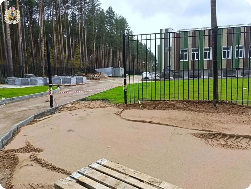 На площадке строительства школы в деревне Горка Муравьевская продолжается благоустройство территории На площадке строительства школы в деревне Горка Муравьевская продолжается благоустройство территории